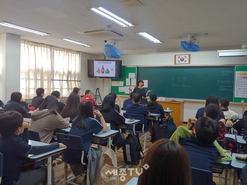 지난 20일 부흥중학교에서 진행한 음주폐해 예방교육.(사진제공=부천시청)