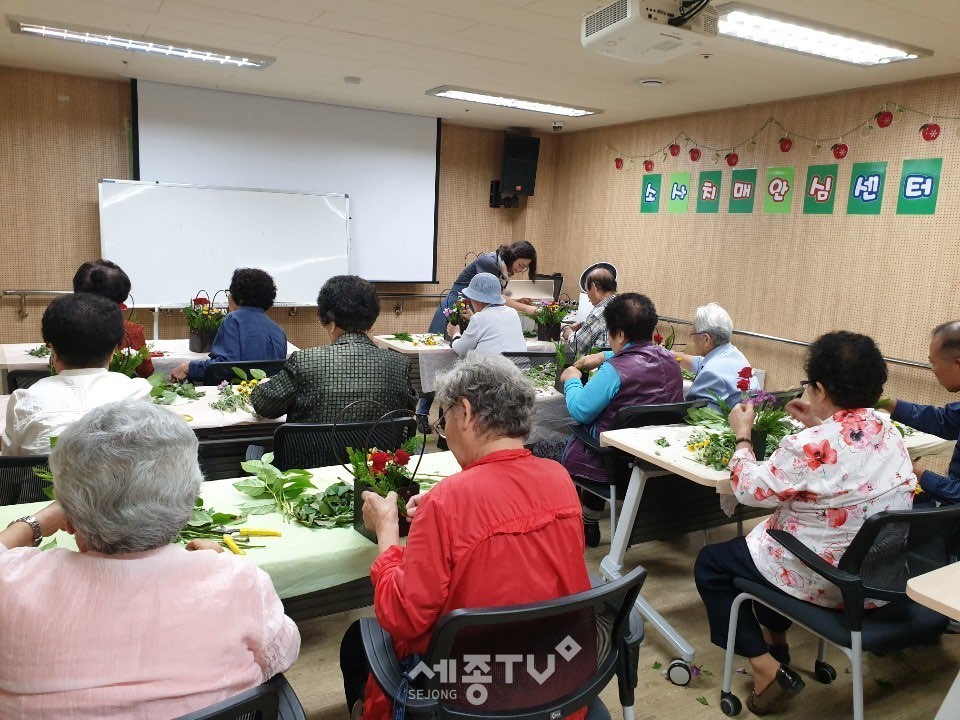 지난 23일 소사치매안심센터에서 진행한 기억친구 프로그램.(사진제공=부천시청)