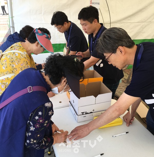 천안시가 천안흥타령춤축제2019 기간에 행사장을 찾는 관람객을 대상으로 도로명주소 홍보관을 운영하고 있다.(사진제공=천안시청)