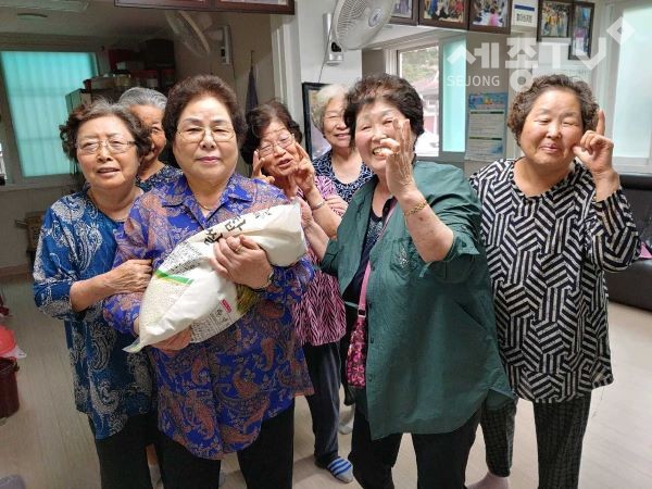 천안시는 24일부터 3,000만원의 예산을 투입해 관내 737개 경로당에 찹쌀(10kg)을 제공하는 ‘경로당 찹쌀 보급사업’을 추진한다. 어르신들이 찹쌀을 받고 기뻐하고 있다.(사진제공=천안시청)