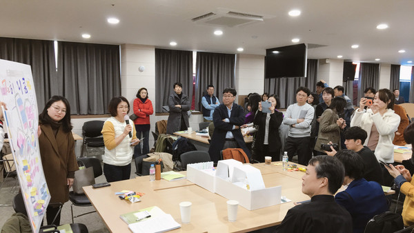 연수 참가자들이 다양한 도구를 활용해 공간혁신 모형을 제작하는 실습을 하고 있다.