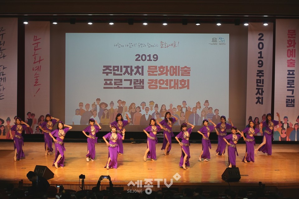 지난 8일 부천시청 어울마당에서 열린 ‘주민자치 문화예술 프로그램 경연대회’ 모습(사진제공=부천시청)