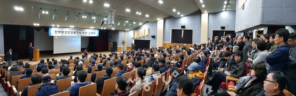 국토교통부와 한국토지주택공사 주관으로 12일 고강종합사회복지관 5층 강당에서 사업대상지 일원 지역주민 등을 대상으로 ‘부천대장 공공주택지구 전략환경영향평가 주민설명회’를 개최했다.(사진제공=부천시청)