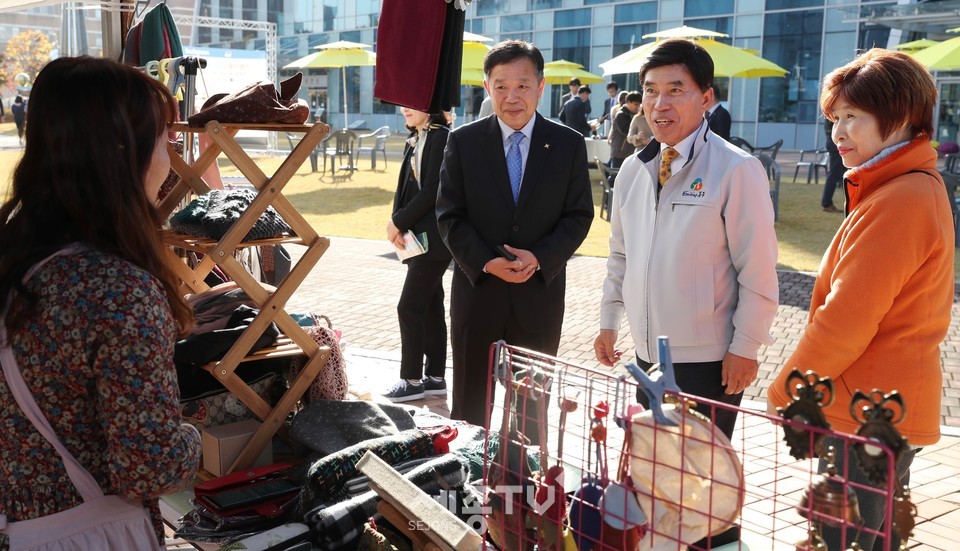 황인호 동구청장이 사회적경제 기업 대표자와 이야기를 나누고 있다.(사진제공=대전 동구청)