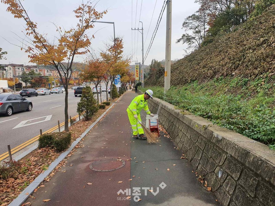 가을철 낙엽 쓰레기를 청소 중인 모습.(사진제공=부천시청)