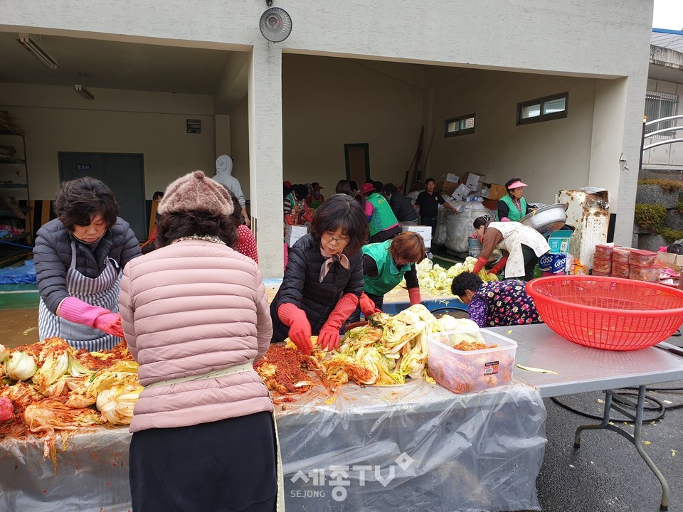 진산면,사랑의 김장담그기.(사진제공=금산군청)