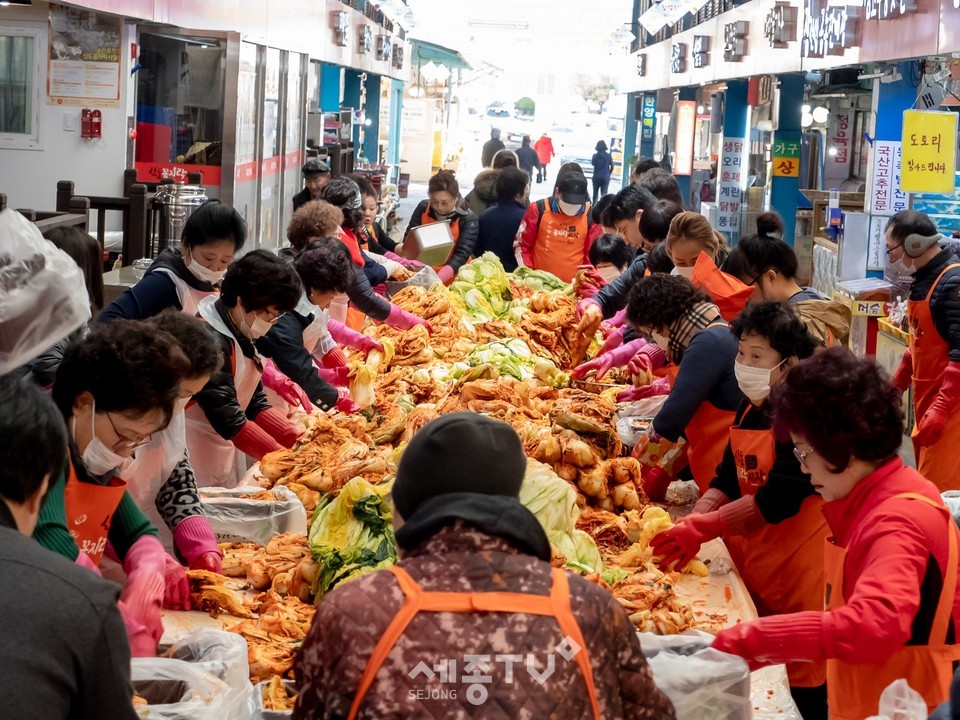 동구 신도꼼지락시장 동구에 천사김치 기탁(김장 모습)사진제공=대전 동구청