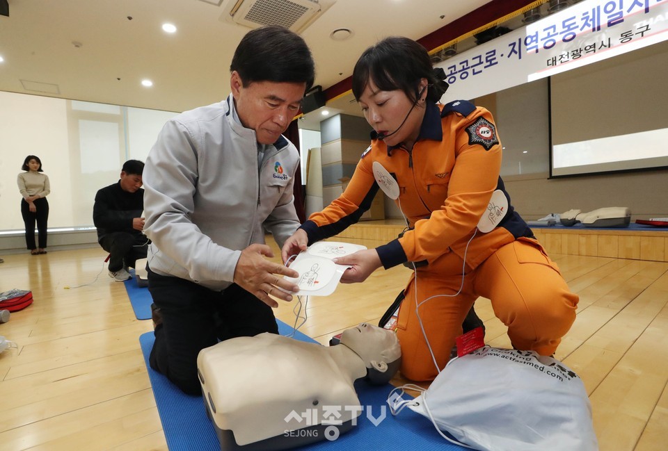 20일 가오도서관 시청각실에서 열린 공공일자리사업 심폐소생술 교육에서 황인호 동구청장과 시민들이 심폐소생술을 배워보고 있다.(사진제공=대전 동구청)