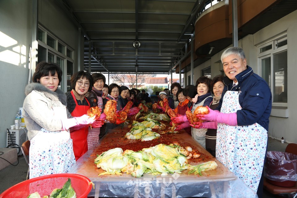 문정우 금산군수(오른쪽 첫 번째)는 20일 금산읍사무소에서 진행한 어려운 이웃을 위한 김장하기 봉사활동에 함께했다.(사진제공=금산군청)