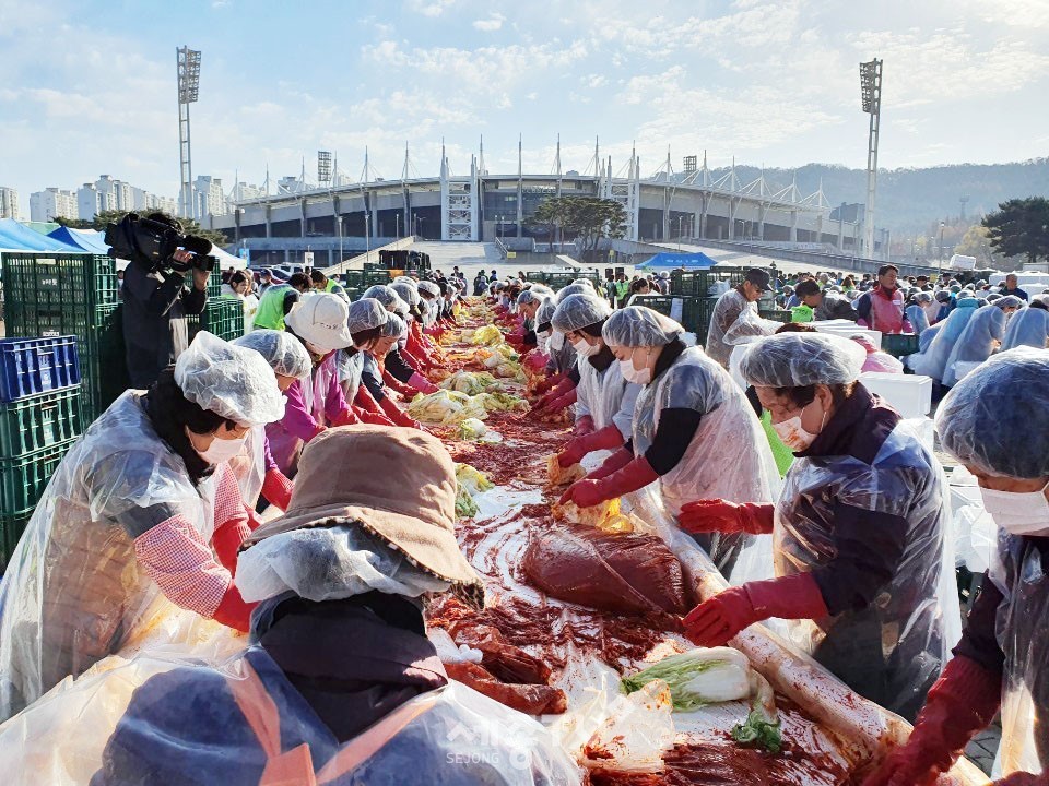 천안시새마을회가 22일 천안종합운동장 오륜문광장에서 ‘2019 사랑의 김장담그기’행사를 열어 참가자들이 배추김치를 버무리고 있다.(사진제공=천안시청)