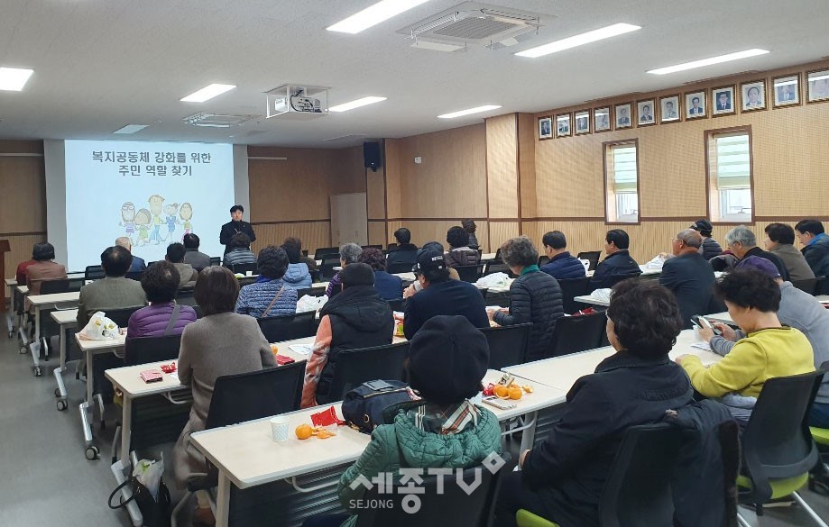 천안시 신안동(동장 이영우)이 22일 2층 대회의실에서 복지사각지대 발굴 및 촘촘한 복지안전망 구현을 위한 인적자원망 역량강화 교육을 실시했다.(사진제공=천안시청)