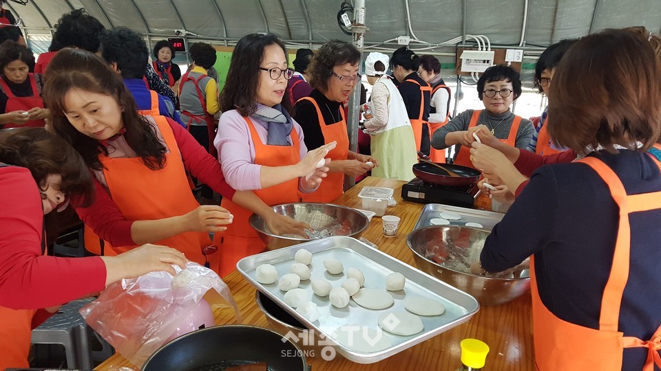 천안시농업기술센터가 22일 직산읍생활개선회원 70여명을 대상으로 산에들에 징검다리 농가맛집에서 현장과제교육 및 연말총회를 진행하고 있다.(사진제공=천안시청)