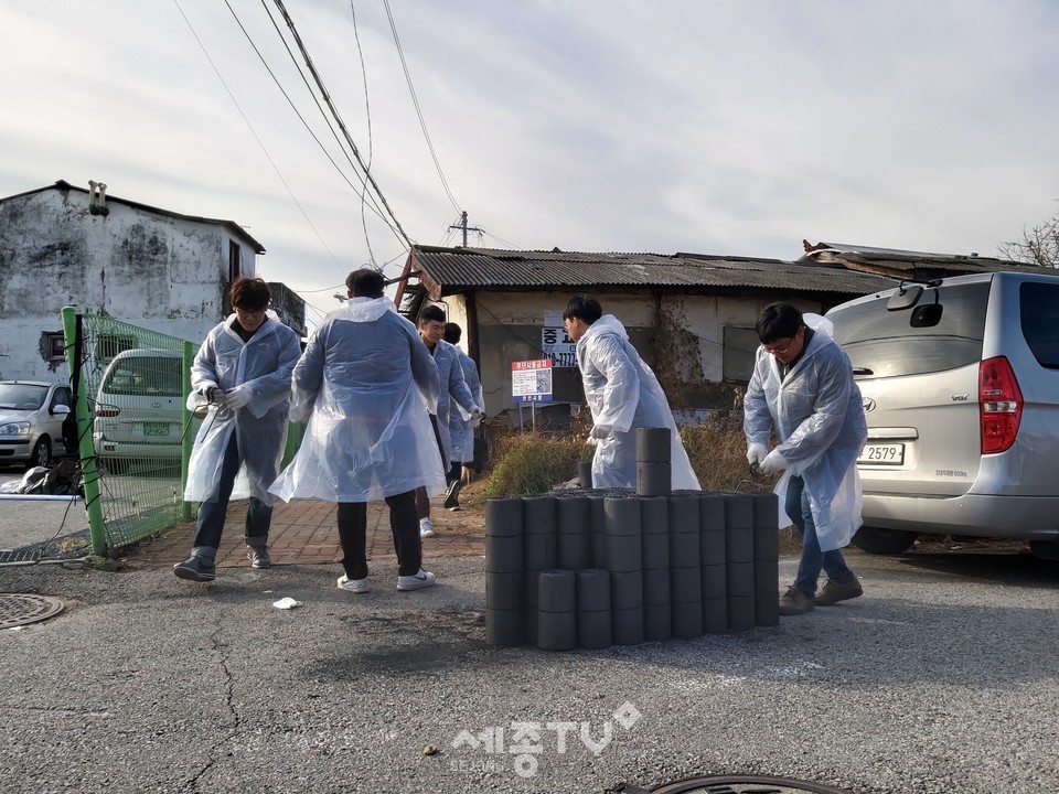 ㈜인팩 천안공장 직원들이 지난 23일 이웃돕기 연탄 나눔 봉사활동을 진행한 모습.(사진제공=천안시청)