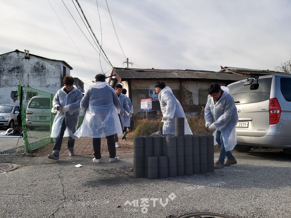 새론오토모티브(주)가 지난 24일 병천면 관내 취약계층 4가구를 대상으로 총 1600장의 연탄을 전달하고 있다.(사진제공=천안시청)