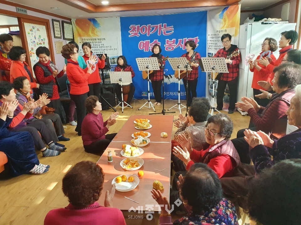 ‘쌍용1동 찾아가는 예술봉사단’의 어르신 위문공연 모습.(사진제공=천안시청)