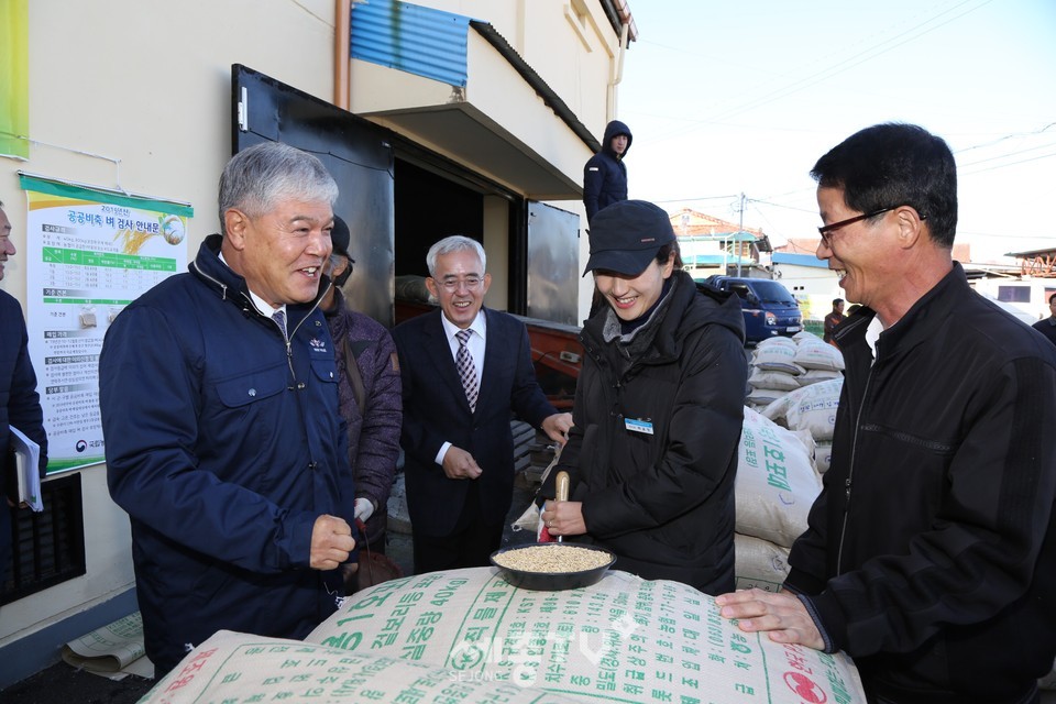 문정우 금산군수는 12일부터 진행하는 2019 공공비축미곡 수매현장에 방문했다.(사진제공=금산군청)