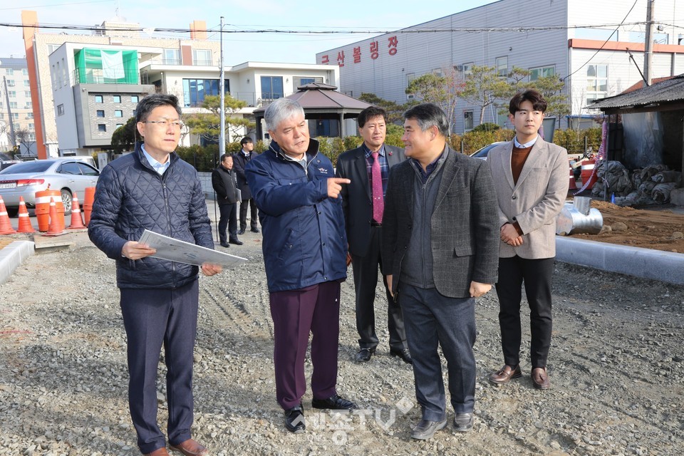 26일 금산읍 상옥리 도시계획도로 개설사업 현장에 문정우 금산군수가 현정 점검을 하고 있다.(사진제공=금산군청)