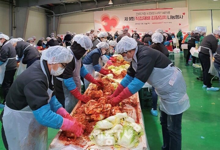 세라젬 임직원과 직원 150여명이 29일 생활이 어려운 저소득층 450가구에 직접 담근 김장김치를 전달했다.(사진제공=천안시청)