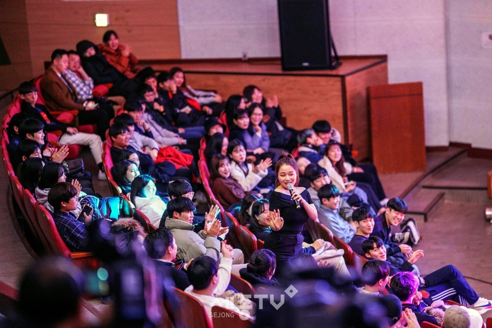 지난 28일 천안단국대학교 학생회관 학생극장에서 ‘천안대학연합축제2019 천안대학가요제’가 열려 대상을 받은 백석대 송정인 학생이 공연을 펼치고 있다.(사진제공=천안시청)