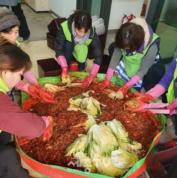 천안시 불당동 푸르지오 봉사단과 불당지웰푸르지오 입주자대표회의가 29일 병천면 취약계층 10가구에 직접 담근 김장김치 100kg을 전달했다.(사진제공=천안시청)