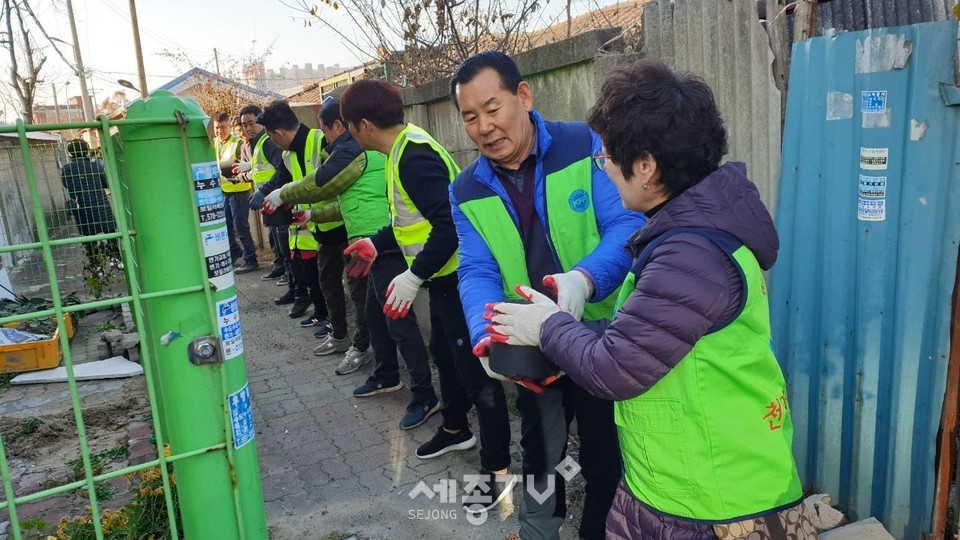 한국자유총연맹 천안시지회이 지난 30일 사랑의 연탄 나눔 봉사활동을 펼쳤다.(사진제공=천안시청)