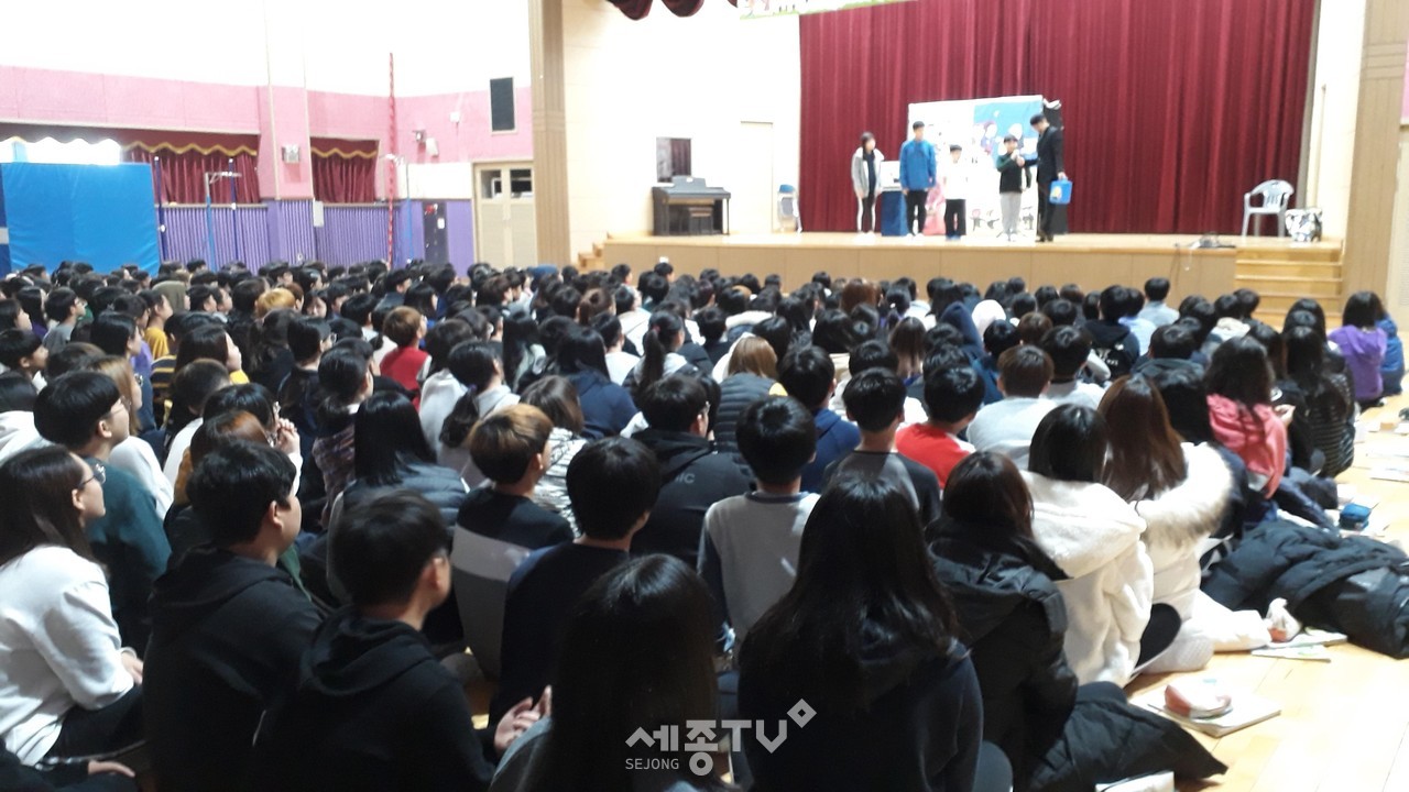 천안시청소년상담복지센터가 학교폭력예방사업으로 올 하반기 ‘인싸스쿨’ 운영 중인 모습.(사진제공=천안시청)