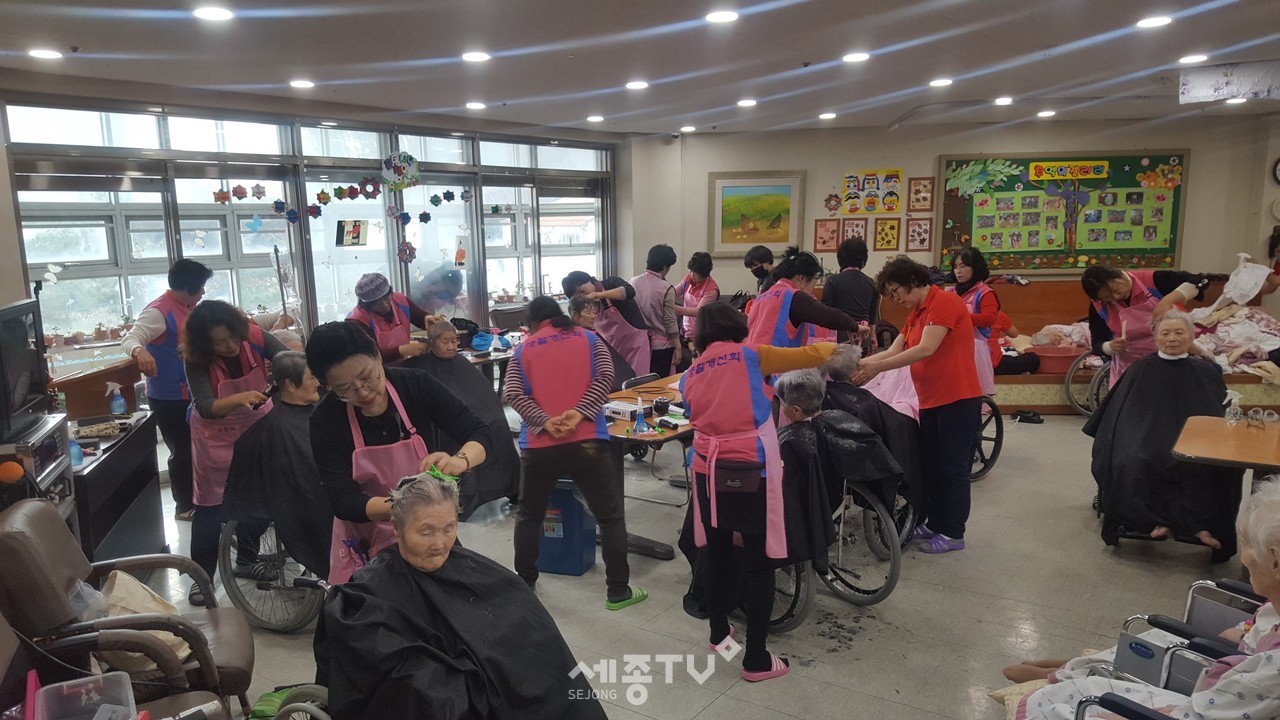 생활개선천안시연합회 미용기술반 교육생 20여명이 지난 2일 관내 노인복지시설을 방문해 어르신들에게 미용 봉사를 펼치고 있다.(사진제공=천안시청)