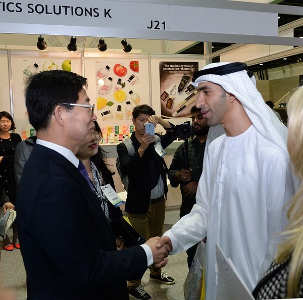 양승조 충남도지사가 3일(현지시각) 두바이에서 열린 ‘제17회 중동 유기농 및 천연 제품 박람회’에 참석, 타니 빈 아흐메드 알 제이유디 UAE 기후변화환경부 장관을 만나 악수하고 있다.