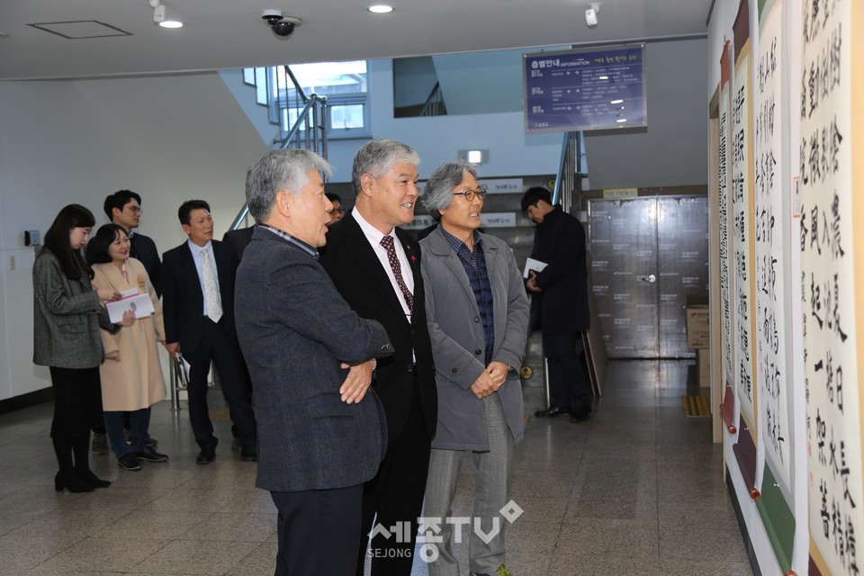 문정우 금산군수는 3일 금산군청 갤러리에서 열린 서예동호회 묵가회 작품전시회에 참석했다.(사진제공=금산군청)