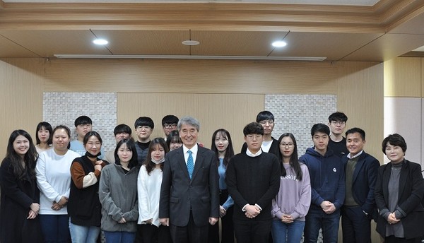 4일 충남도립대학교 대회의실에서 2019년 또래상담자 수료식이 열린 가운데 허재영 총장과 또래상담자들이 기념사진을 촬영하고 있다.