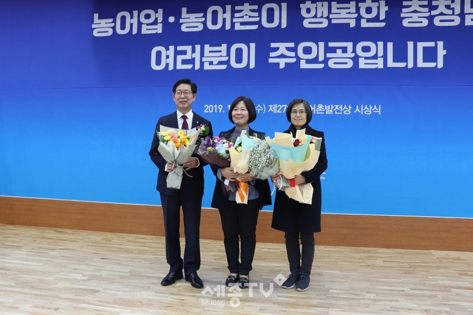 11일 충남도청 대회의실에서 열린 제27회 농어촌발전상 시상식에서 주식회사 기운찬 대표 박종례 씨(50)가 농촌융복합 분야 수상의 영광을 안아 기념사진을 촬영하고 있다.(사진제공=천안시청)