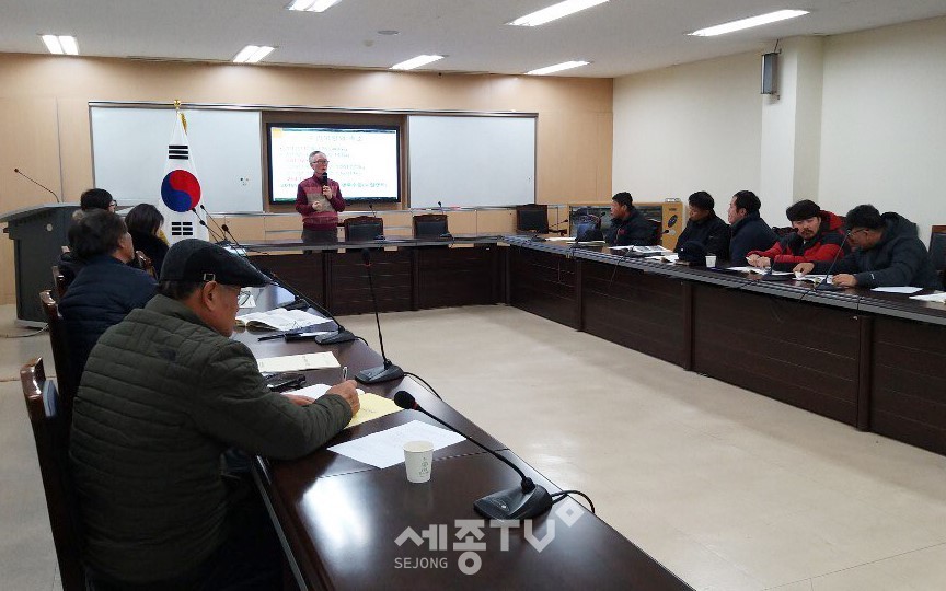 천안시농업기술센터가 12일 염소농촌지도자회의 과제교육 및 연말총회를 진행하고 있다.(사진제공=천안시청)