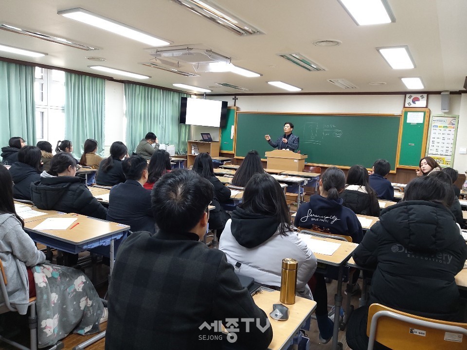 천안시2030청년복지센터(센터장 최진근)가 지난 13일 복자여자고등학교에서 3학년 졸업예정자를 대상으로 청년주거안정교육을 실시했다.(사진제공=천안시청)