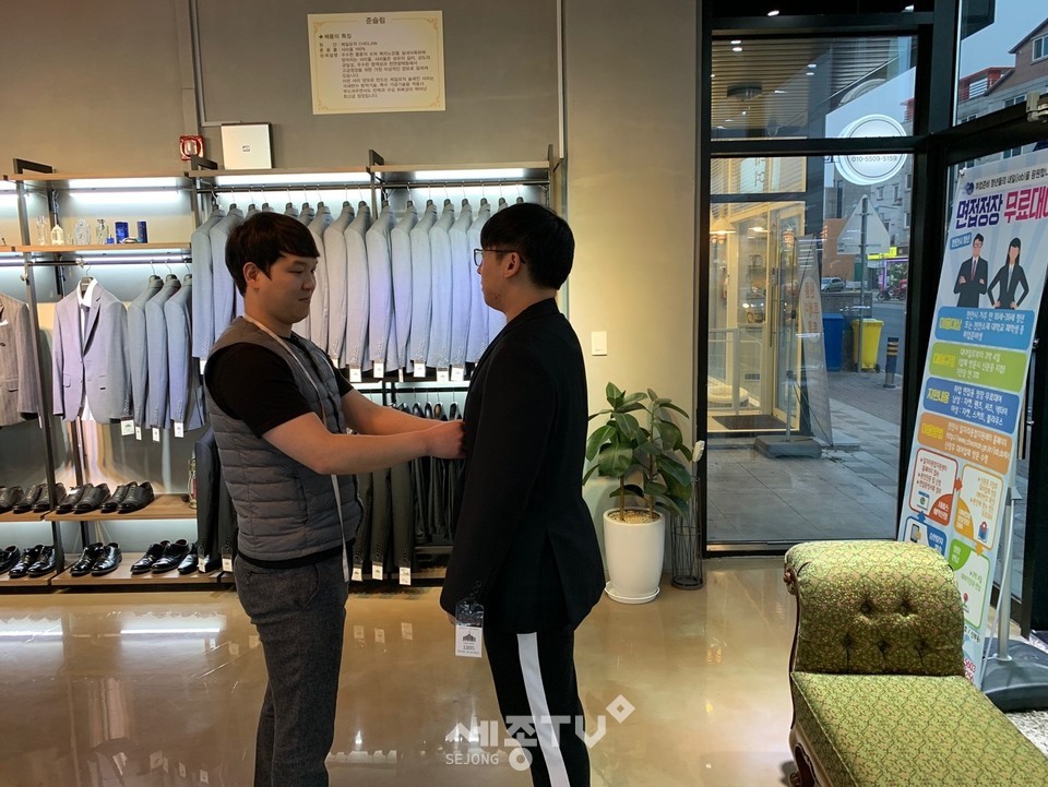천안시가 청년 면접정장 무료대여 사업을 시행 중인 가운데 취업을 준비하는 청년이 정장을 빌리기 위해 대여업체를 방문한 모습.(사진제공=천안시청)