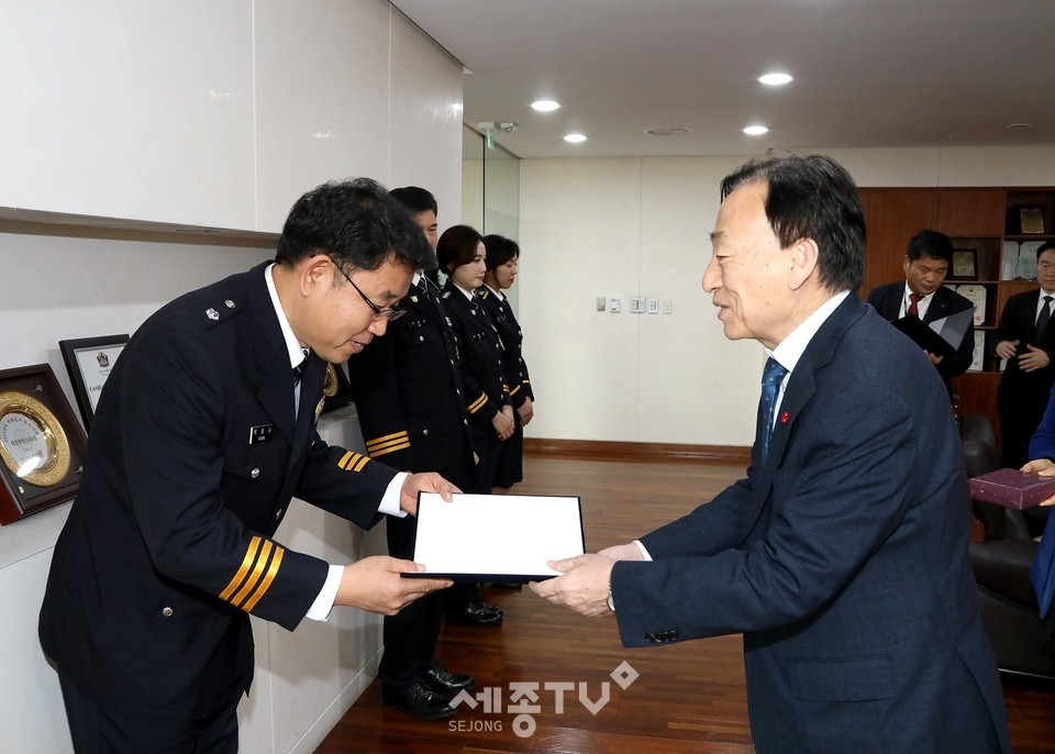 왼쪽 대전중부서 류승기 경위, 오른쪽 설동호 대전광역시교육감.(사진제공=대전시교육청)