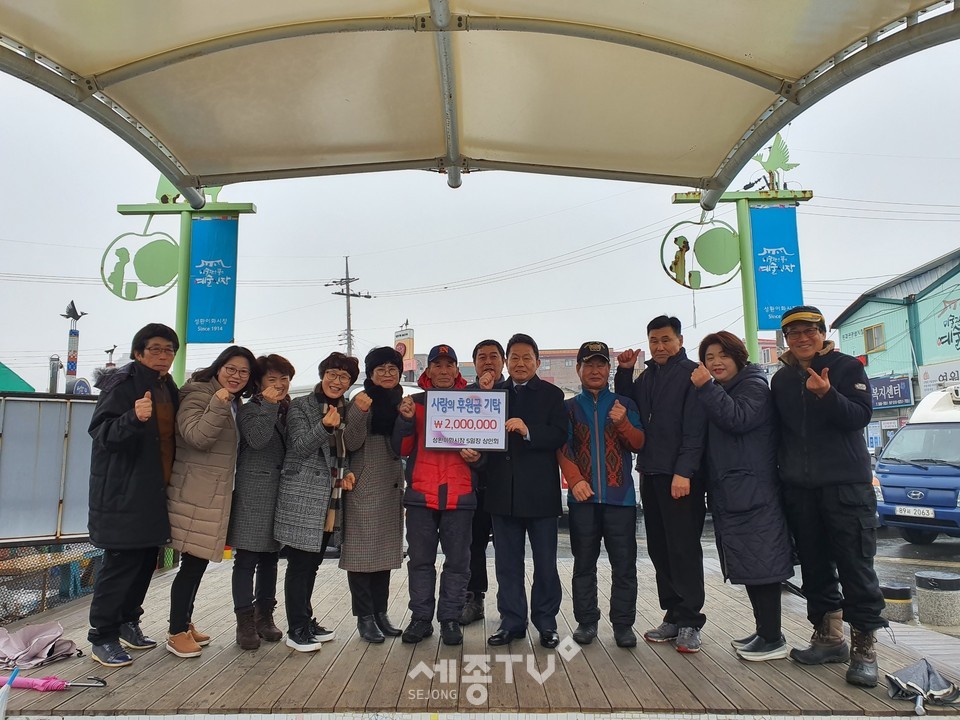 이웃사랑산악회가 지난 26일 지역의 어려운 이웃을 위해 써달라며 이웃돕기 성금 70만원을 신방동에 전달했다.(사진제공=천안시청)
