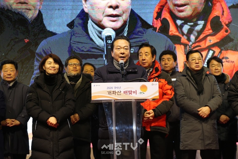 1일(수) 노현송 강서구청장이 개화산 정상에서 열린 ‘경자년 해맞이 행사‘에서 구민에게 신년 메시지를 전달하고 있다.(사진제공=강서구청)