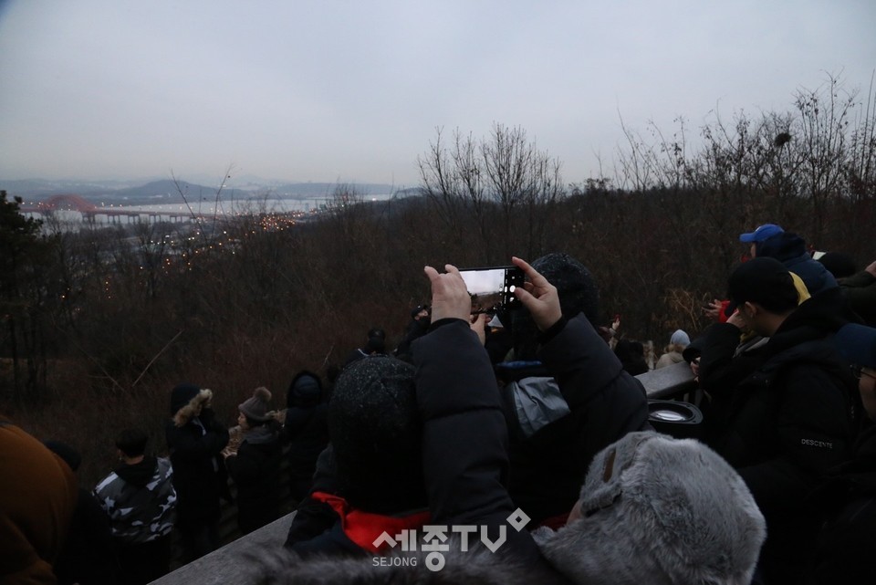 1일(수) ‘경자년 해맞이 행사‘에 참여한 주민들이 개화산에서 일출을 기다리고 있다.(사진제공=강서구청)
