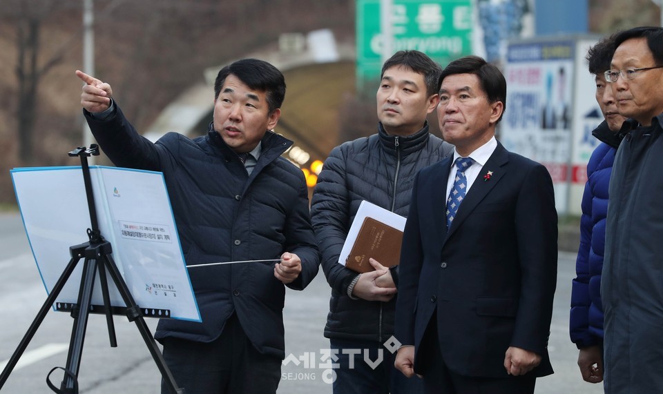 3일 낭월동 곤룡로 일원에서 황인호 동구청장(사진 왼쪽 세 번째)이 블랙아이스 예상 지역을 살펴보고 있다. (사진제공=대전 동구청)