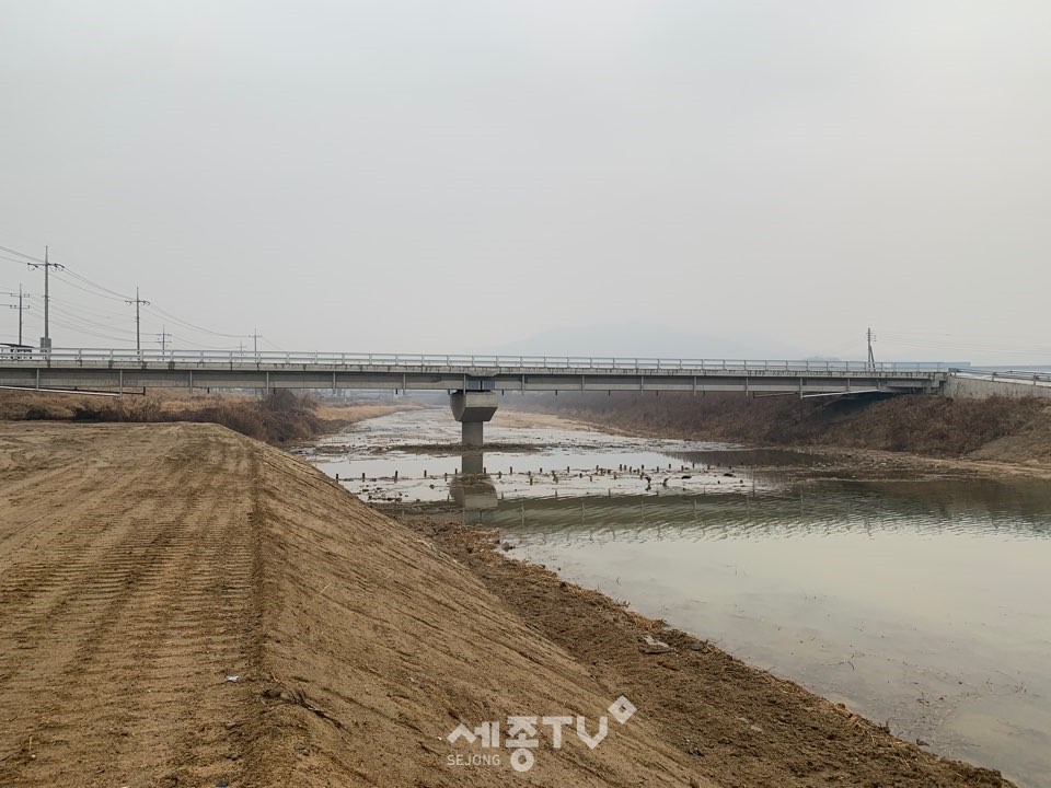 백천 자연재해위험개선지구 정비사업 전경(갈산1교 재가설). 사진제공=세종시청