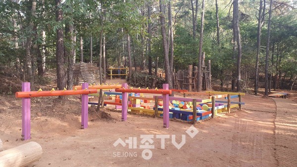 청당2공원 유아숲체험원 입구와 시설 모습. (사진제공=천안시청)
