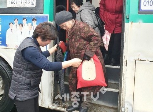 농어촌버스 안내도우미 활동 모습. (금산군청)