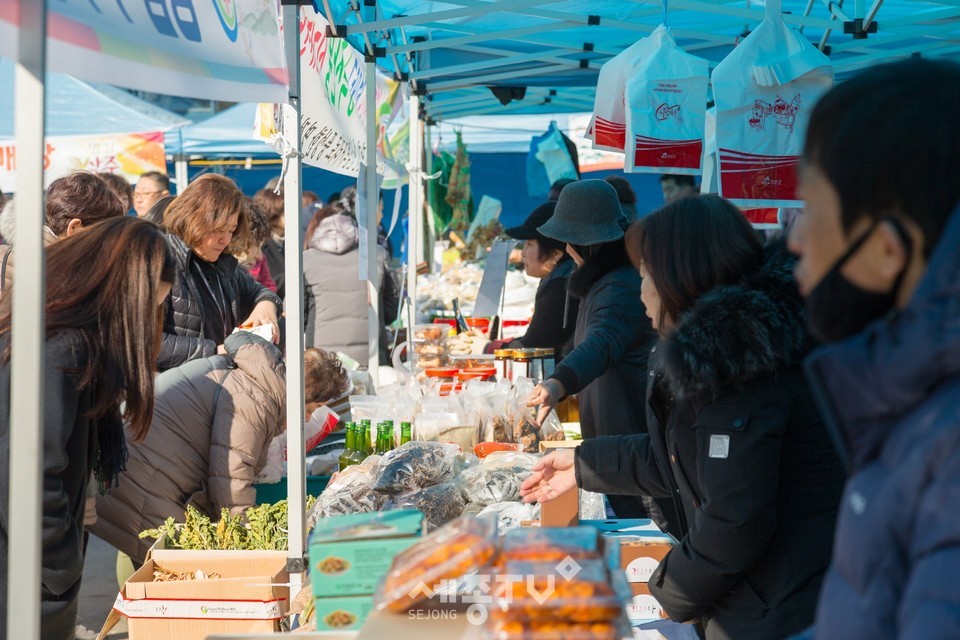 지난해 열린 ‘설 맞이 직거래장터’ 운영 모습. (사진제공=서울 강서구청)