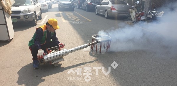 자율방재단이 방역활동을 펼치고 있다. (사진제공=강서구청)