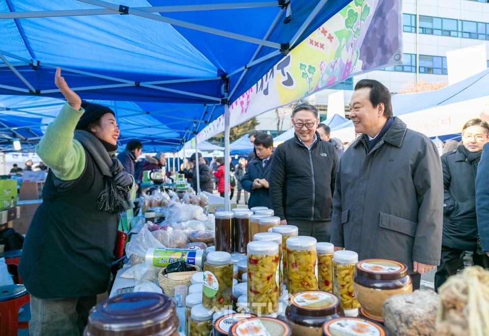 노현송 구청장이 14일 열린 설 명절 맞이 직거래장터에서 자매결연도시 주민과 이야기를 나누고 있다. (사진제공=강서구청)