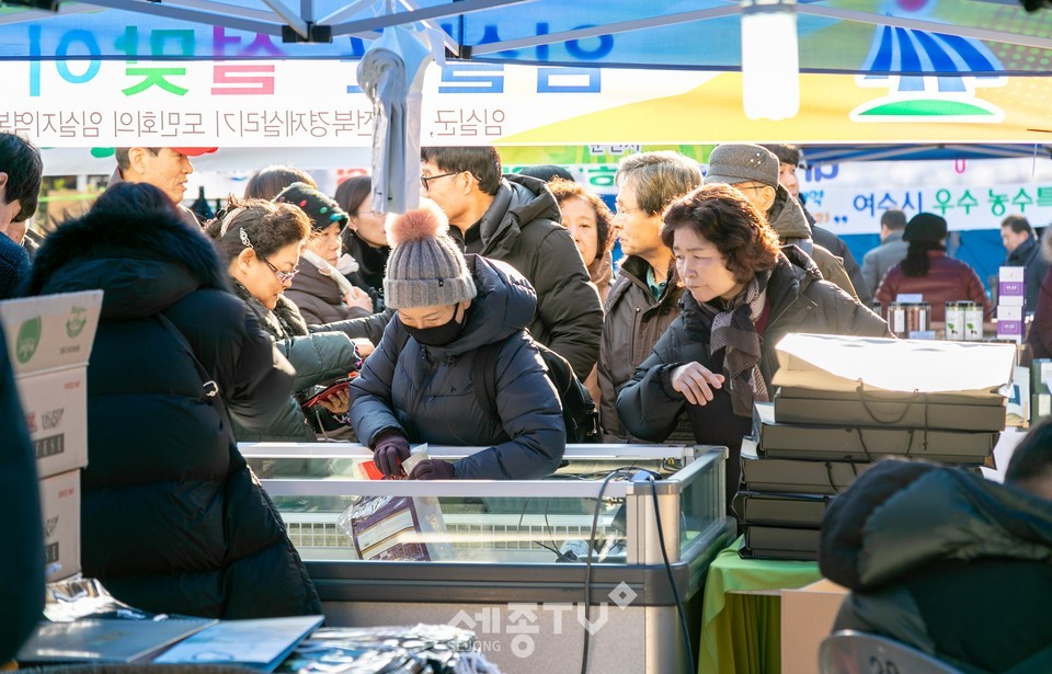 14일 열린 설 명절 맞이 직거래장터에서 주민들이 장을 보고 있다. (사진제공=강서구청)