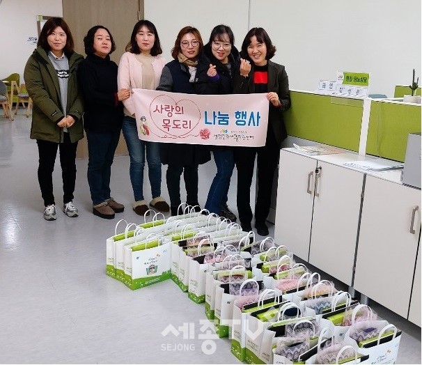 천안시 성정건강생활지원센터가 지난 16일 성정1·2동 지역 홀몸어르신 20명을 찾아 직접 만든 목도리와 생활용품을 나누고 있다. (사진제공=천안시청)