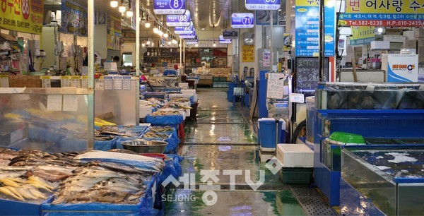 천안시 농수산물도매시장 수산동 내부