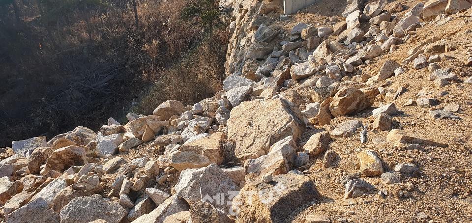 사진설명:해빙기에 비라도 내리면 토사와 돌 덩어리들이 산 밑으로 쏟아질 위험상태. (조준권기자)