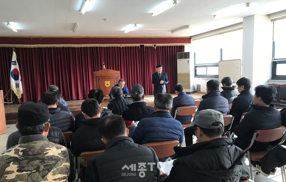 천안시농업기술센터가 지난 14일 동면 쌀 농촌지도자회 회원을 대상으로 과제교육 및 연시총회를 진행하고 있다. (사진제공=천안시청)